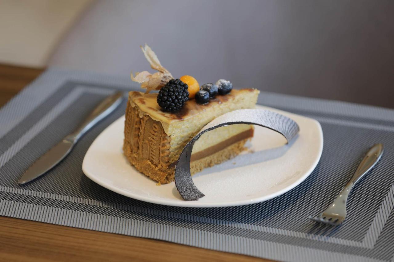 Vip Hotel Doha Qatar Exterior photo A cake
