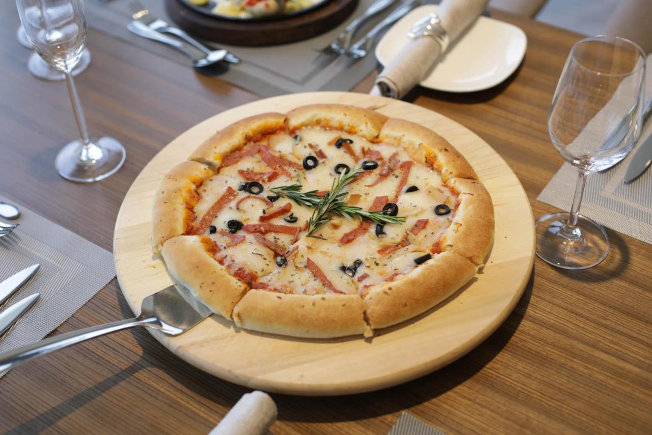 Vip Hotel Doha Qatar Exterior photo Pizza