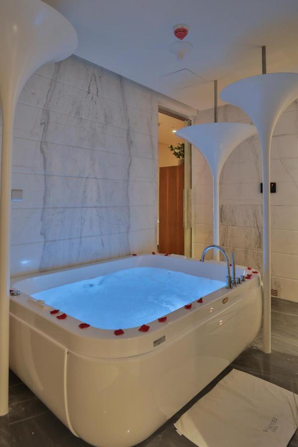 Vip Hotel Doha Qatar Exterior photo A whirlpool bath